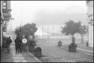 Schloßplatz und Fußgänger im Nebel