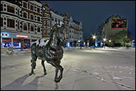 Nachts auf dem schneebedeckten Köpenicker Schloßplatz im Winter 2010
